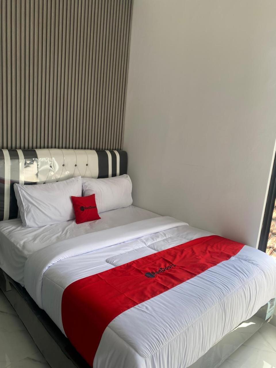 Reddoorz Syariah At Jl Pangeran Hidayatullah Cianjur Otel Dış mekan fotoğraf